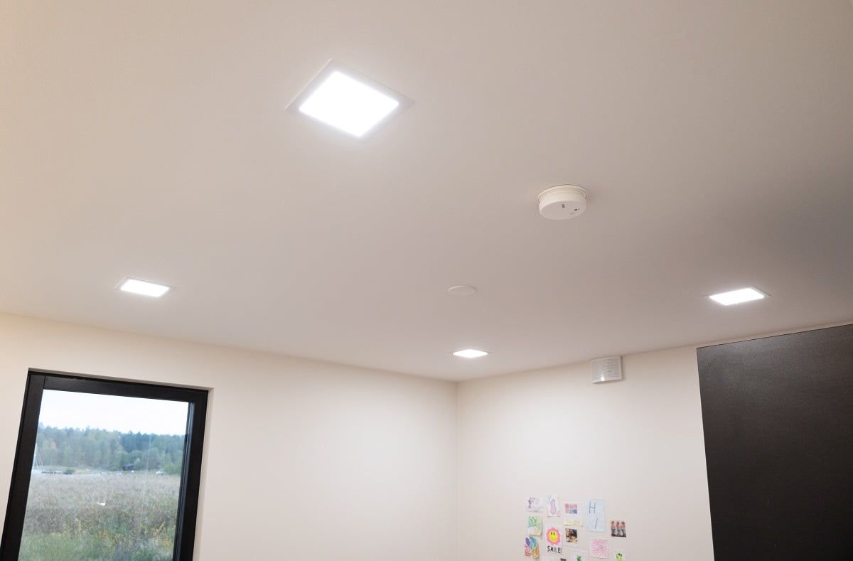 Huoneeseen sommiteltiin 4 kpl led-paneeleita. © LedStore.fi