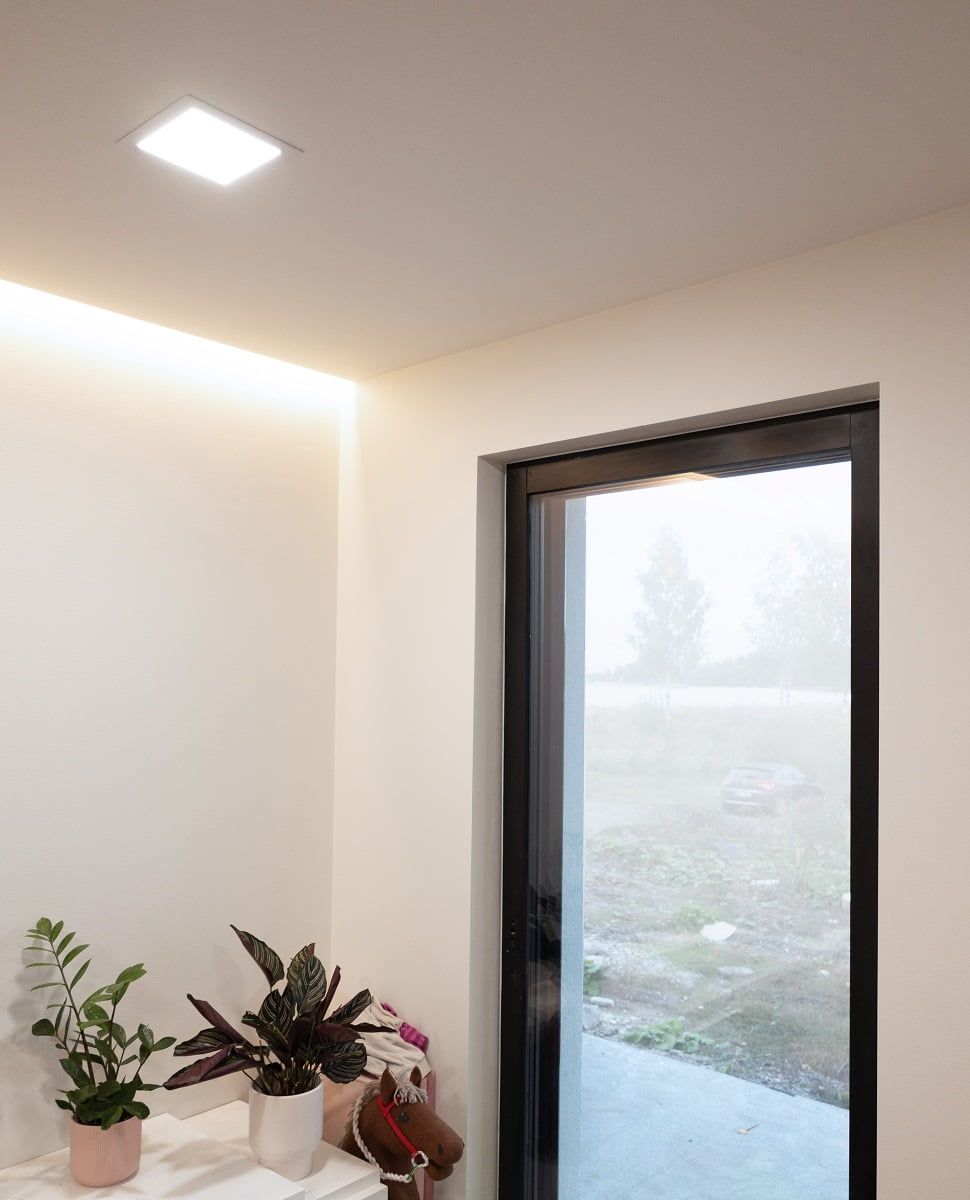 Himmennettävä, muunneltava valaistus lastenhuoneessa syntyi led-paneelin ja led-nauhan yhdistelmästä. © LedStore.fi