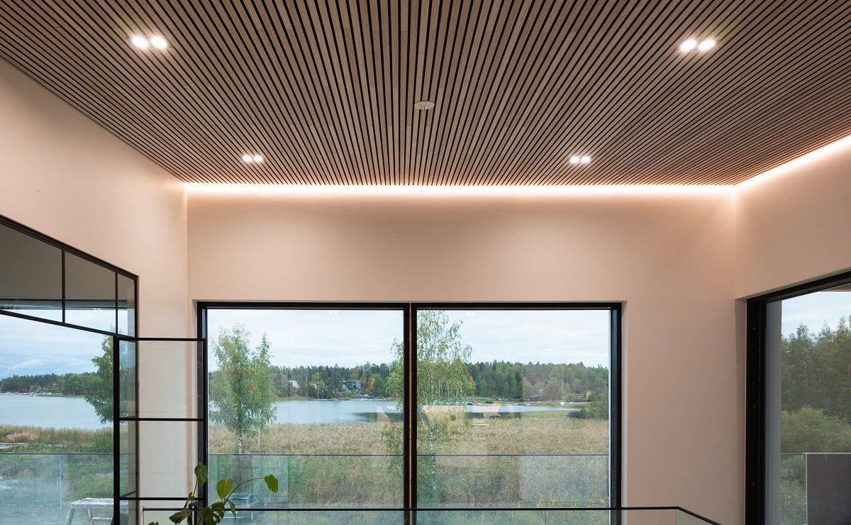 Led-nauhavalaistus tuo valon kauniisti seinää pitkin alaspäin. TuplaKantti-spotit antavat yleisvalon. © LedStore.fi