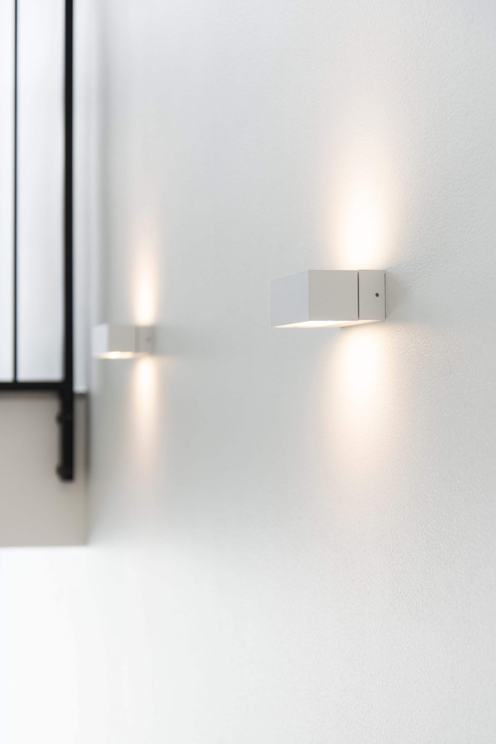 LED STORE -logo vihreällä taustalla ja valkoinen neliö, joka korostaa energiatehokkaita valaistusratkaisuja moderneihin tiloihin.