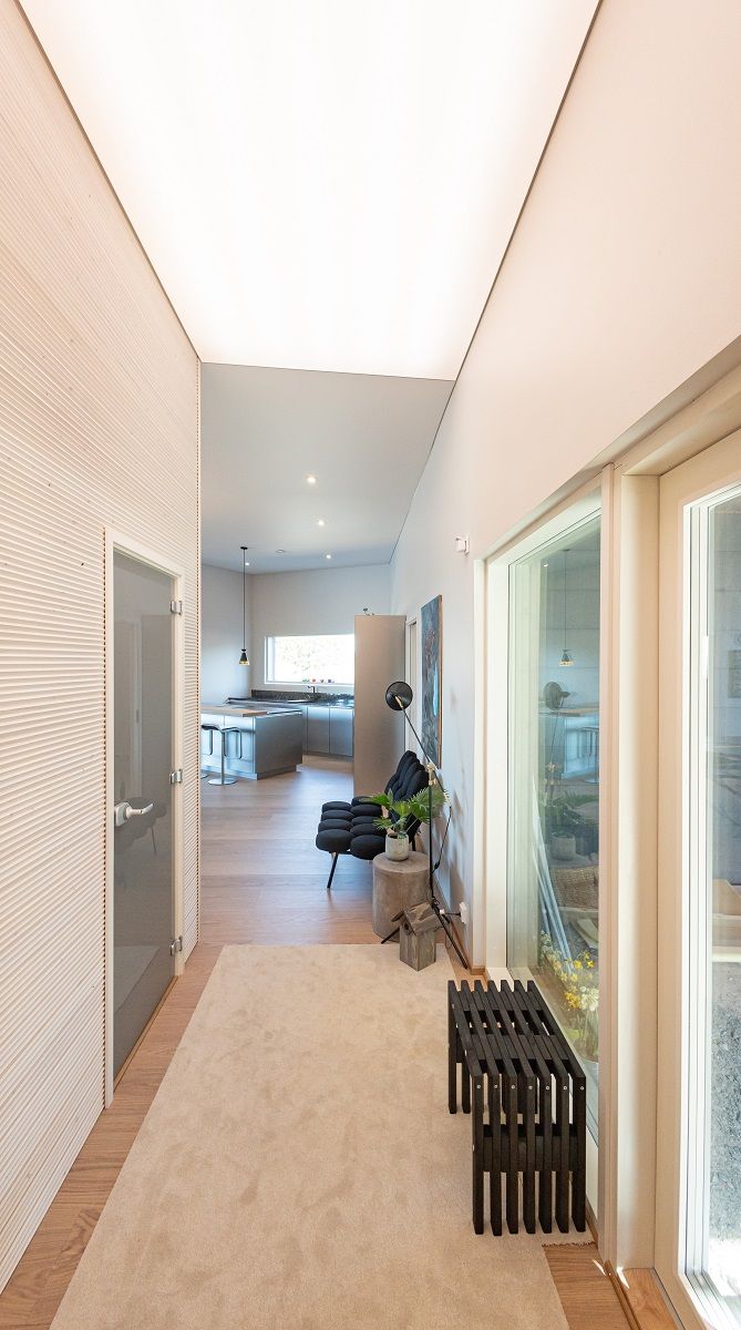 Valokatto korkeassa eteisessä.