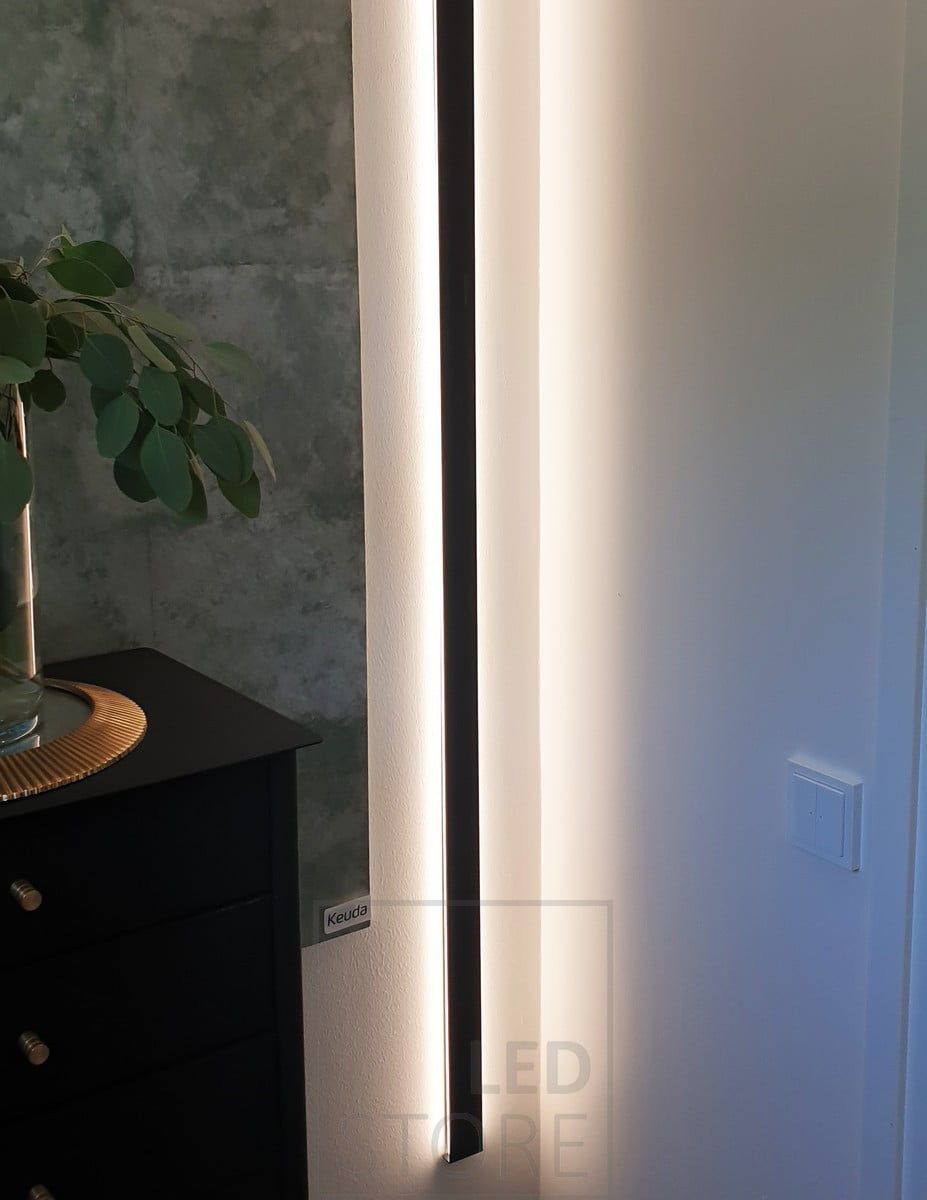 Seinälle kiinnitetty kahteen suuntaan valaiseva profiili, jossa led nauhat molempiin suuntiin. Ledstore.fi