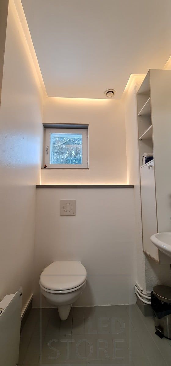 Epäsuoralla valolla toteutettu koko kylpyhuoneen valaistus. WC-kotelon led nauha toimii myös yövalona, syttyy liiketunnistimesta. Ledstore.fi