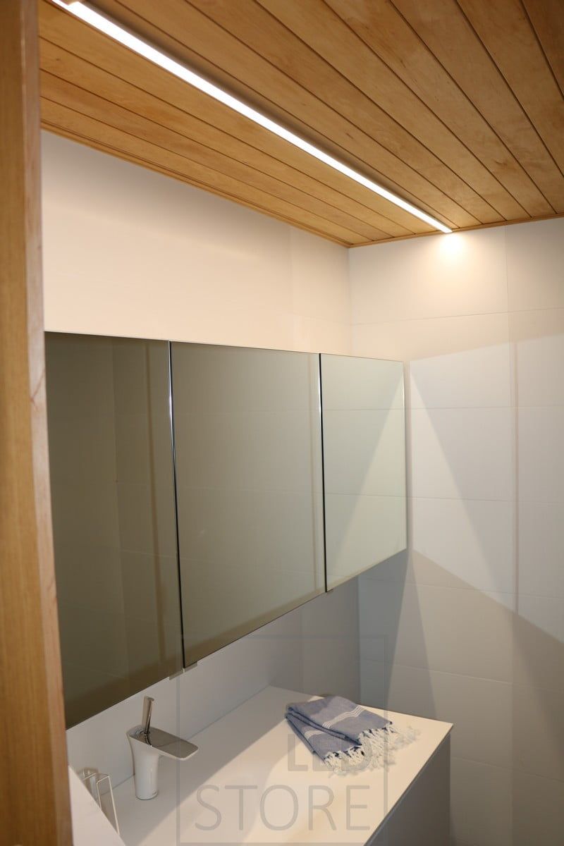 Led nauha kylpyhuoneen katossa matalassa pintaprofiilissa. Ledstore.fi