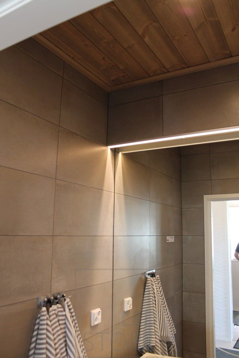 Led nauhalla valaistu peili WC-tilassa. Ledstore.fi