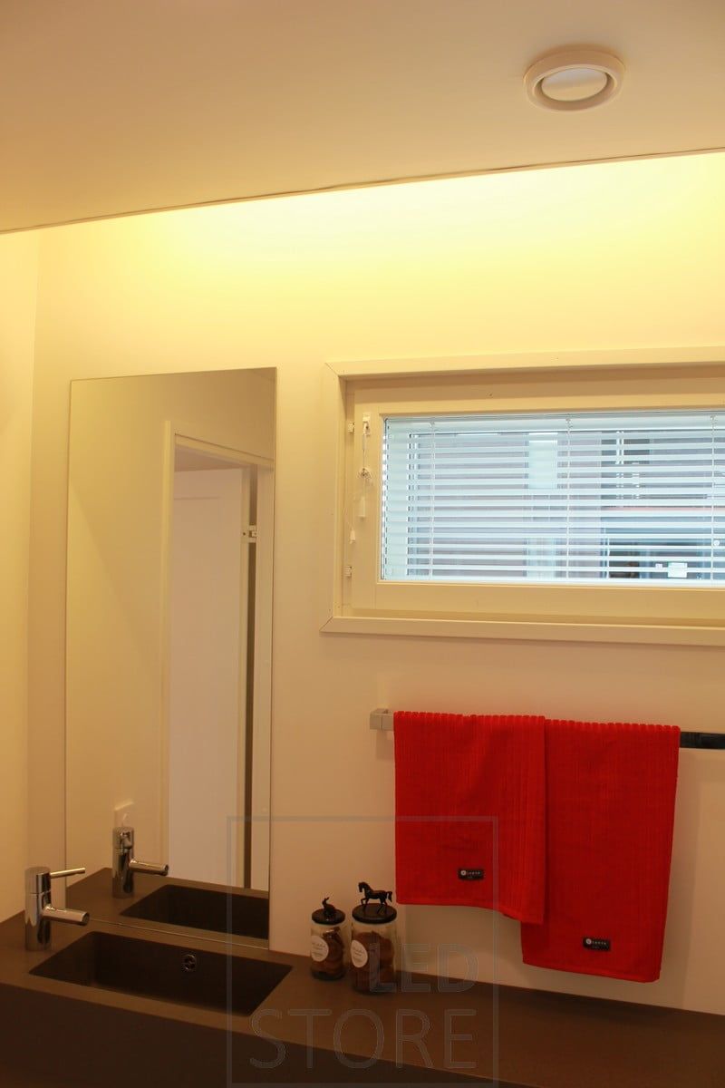 Led nauha katon ja seinän välissä valaisemassa epäsuorasti. Ledstore.fi
