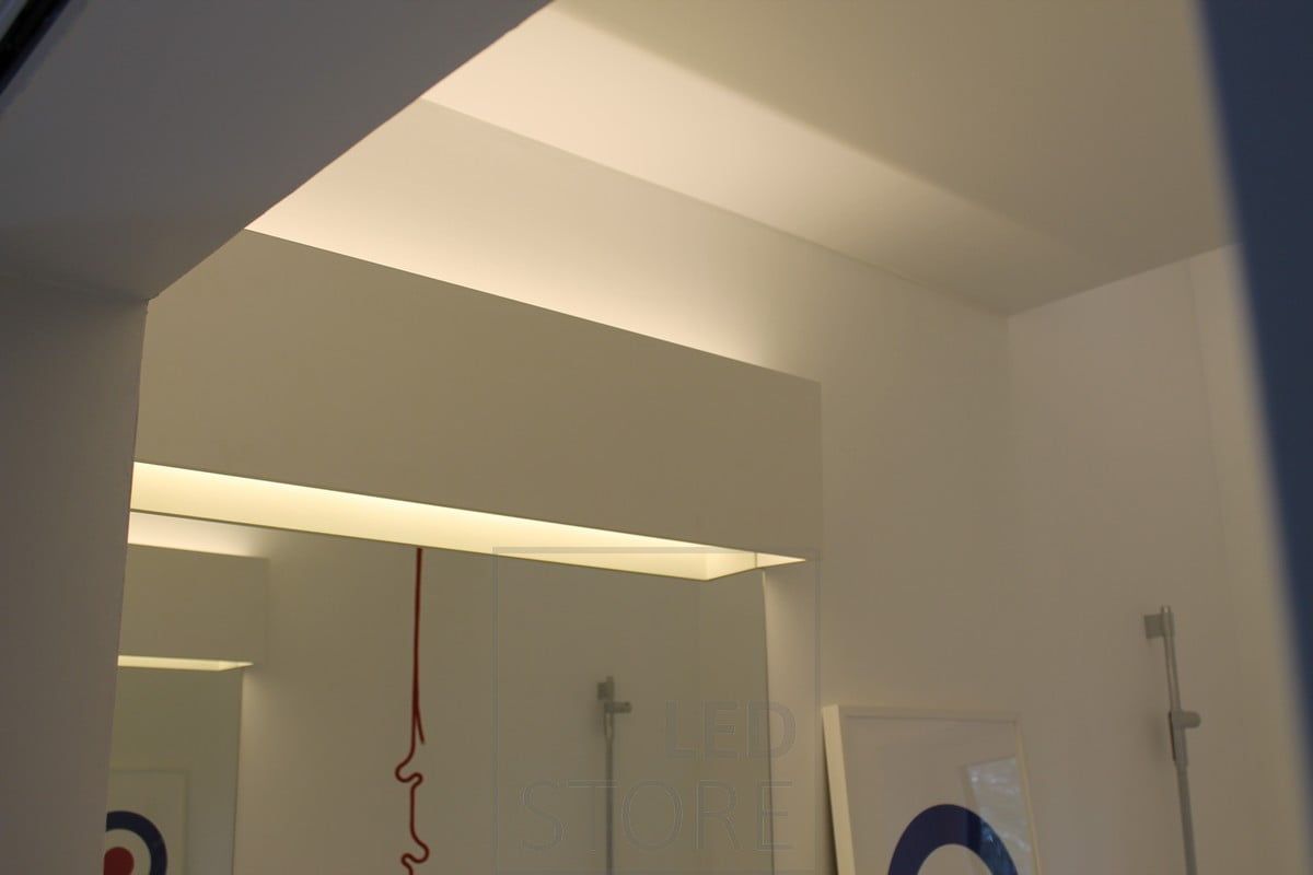 Epäsuoraa valoa WC-tilan kalusteessa. Ledstore.fi
