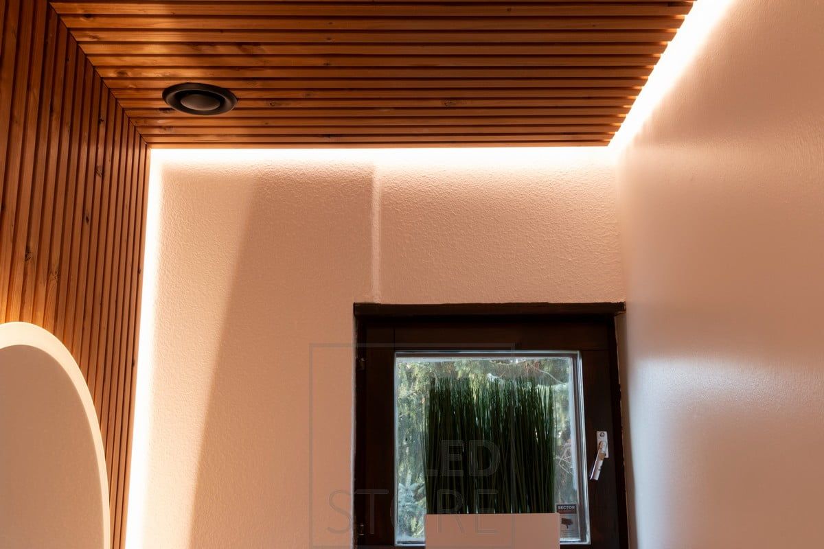 WC-tilan riman takana led nauha luomassa tunnelmallista epäsuoraa valoa. Ledstore.fi