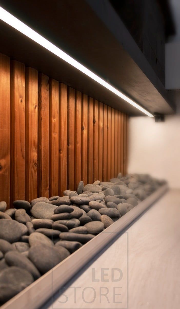 WC-tilan tason alla led nauha matalassa pintaprofiilissa valaisemassa alle aseteltuja sisustuskiviä. Ledstore.fi