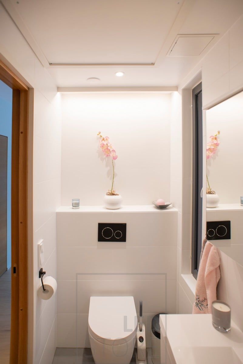 Epäsuoraa valoa WC:n takana katossa. Ledstore.fi