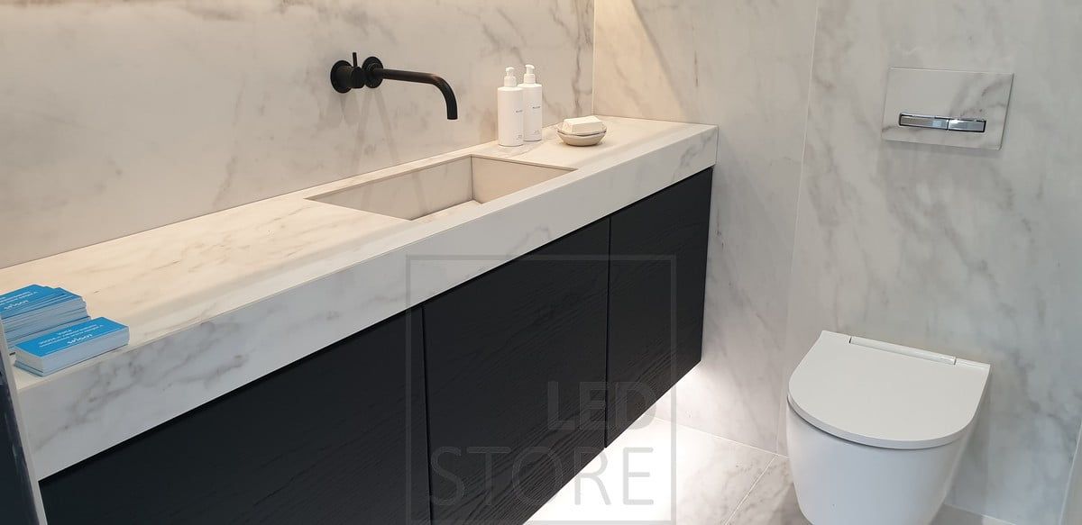 Led nauha WC-tilan tason alla valaisemassa miellyttävästi epäsuoraan. Ledstore.fi