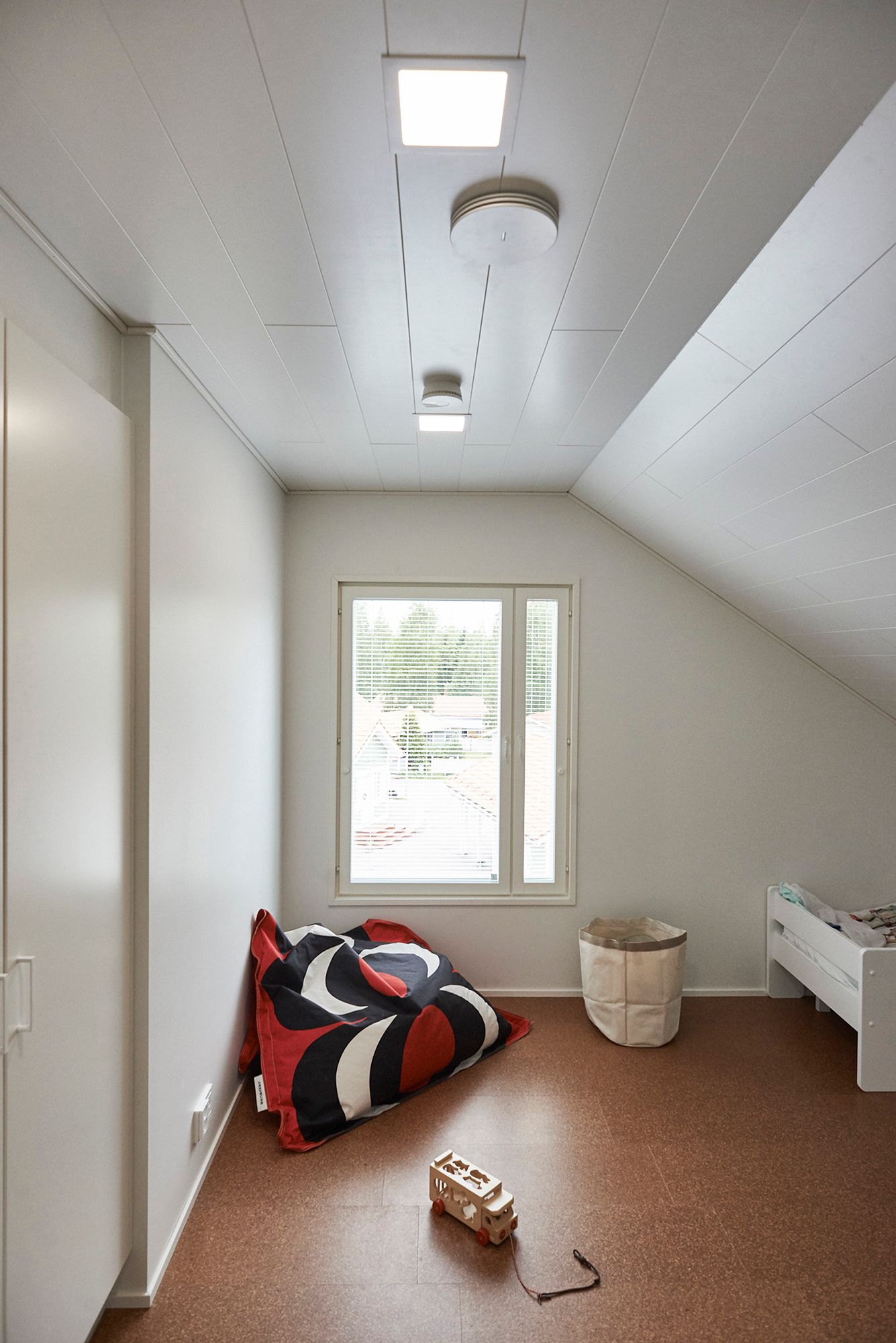 Led paneelivalaisimilla tasainen valaistus makuuhuoneessa. Ledstore.fi