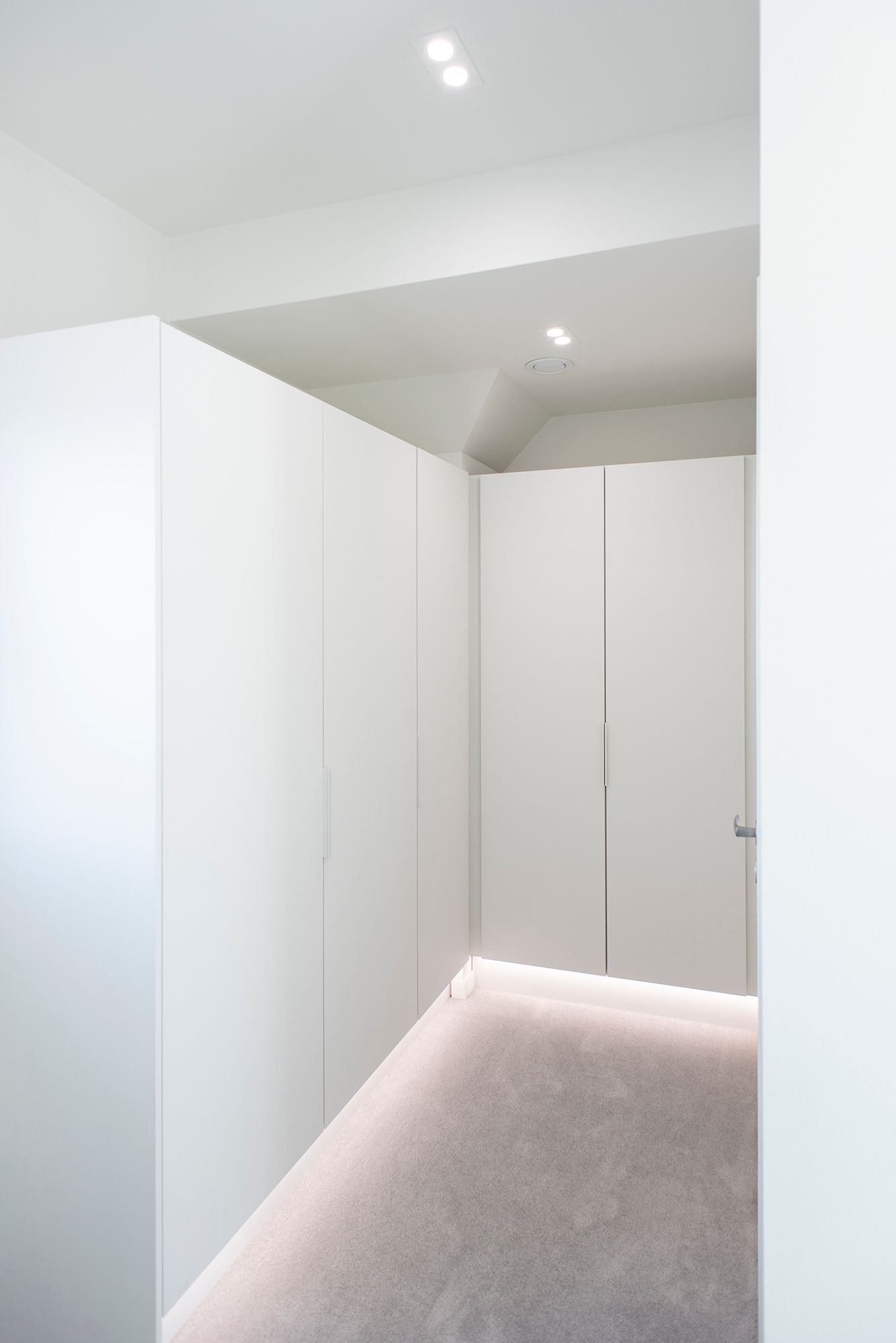 Sokkelissa led valonauha alumiiniprofiilissa valaisemassa epäsuoraa valoa, katossa TUPLA KANTTI alasvalot. Ledstore.fi