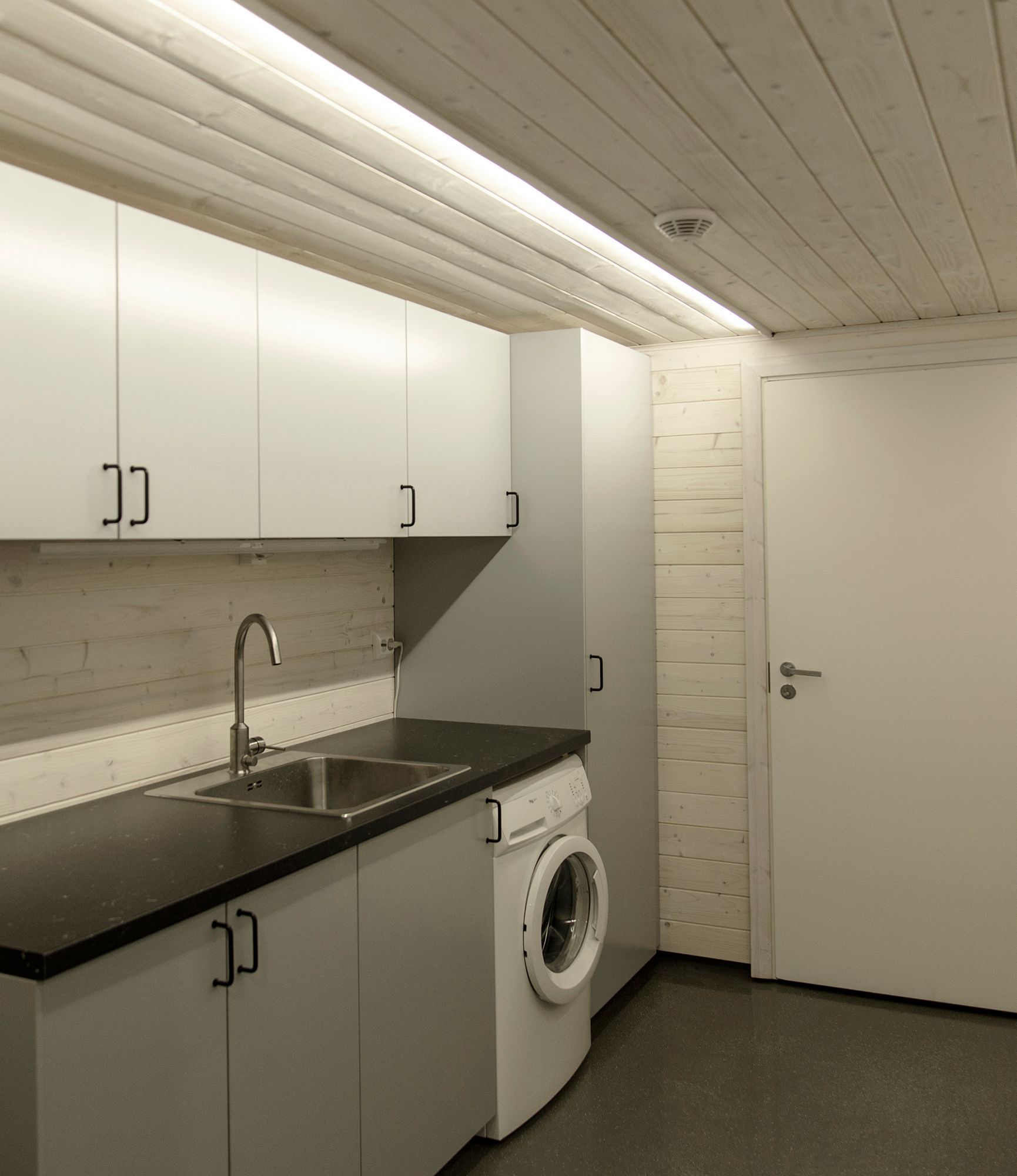 Led nauha pinta-asenteisena tuomassa tilaan yleisvaloa. Profiili suunnattu kiintokalusteita kohti jotta valoa on juuri siellä missä sitä eniten tarvitaan. Ledstore.fi