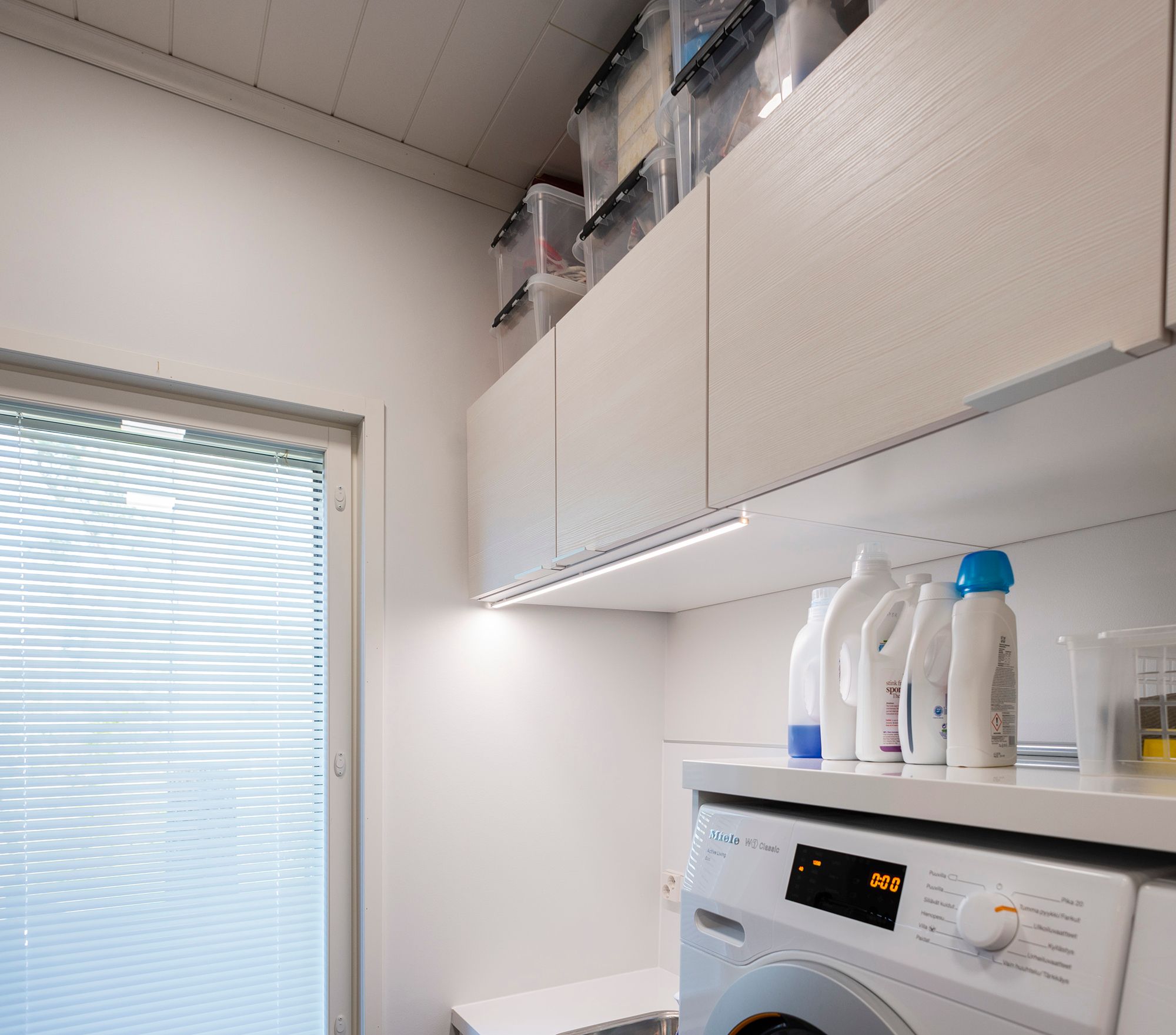 Kodinhoitohuoneen lisävalona toimiva led nauha kiinnitetty kaapin etureunaan. Ledstore.fi