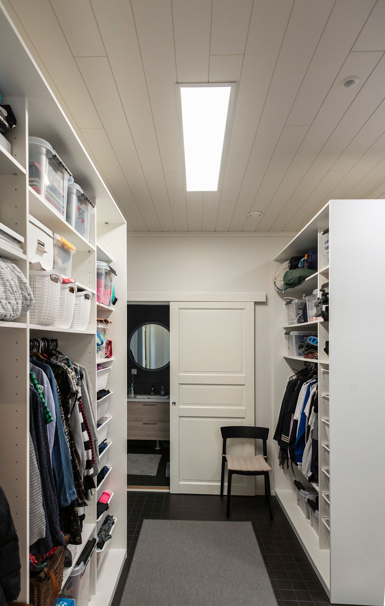 UPPOAVA Led Paneeli 300x1200 valaisin valaisemassa vaatehuoneen tehokkaasti ja tasaisesti. Ledstore.fi