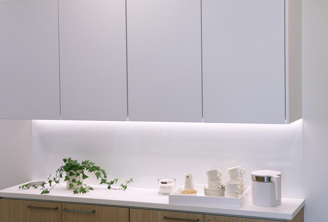 LED STORE -teksti isoilla kirjaimilla valkoisella neliömäisellä ääriviivalla, keskellä vihreällä taustalla; ihanteellinen LED-valaistusliikkeen tuotemerkkiin.