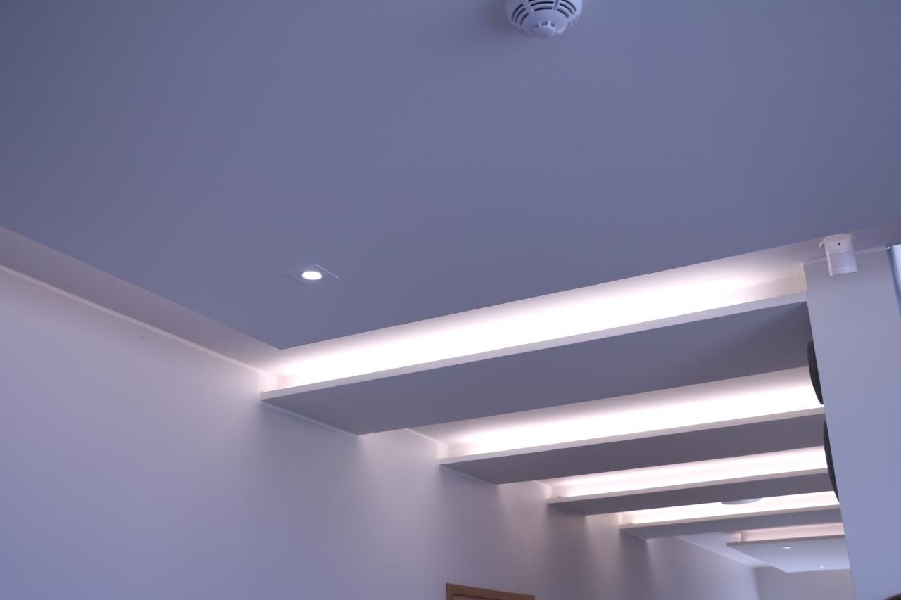 LED STORE -logo vihreällä taustalla: valkoinen neliö ja lihavoitu teksti lisäävät energiatehokkaan valaistusbrändin näkyvyyttä.
