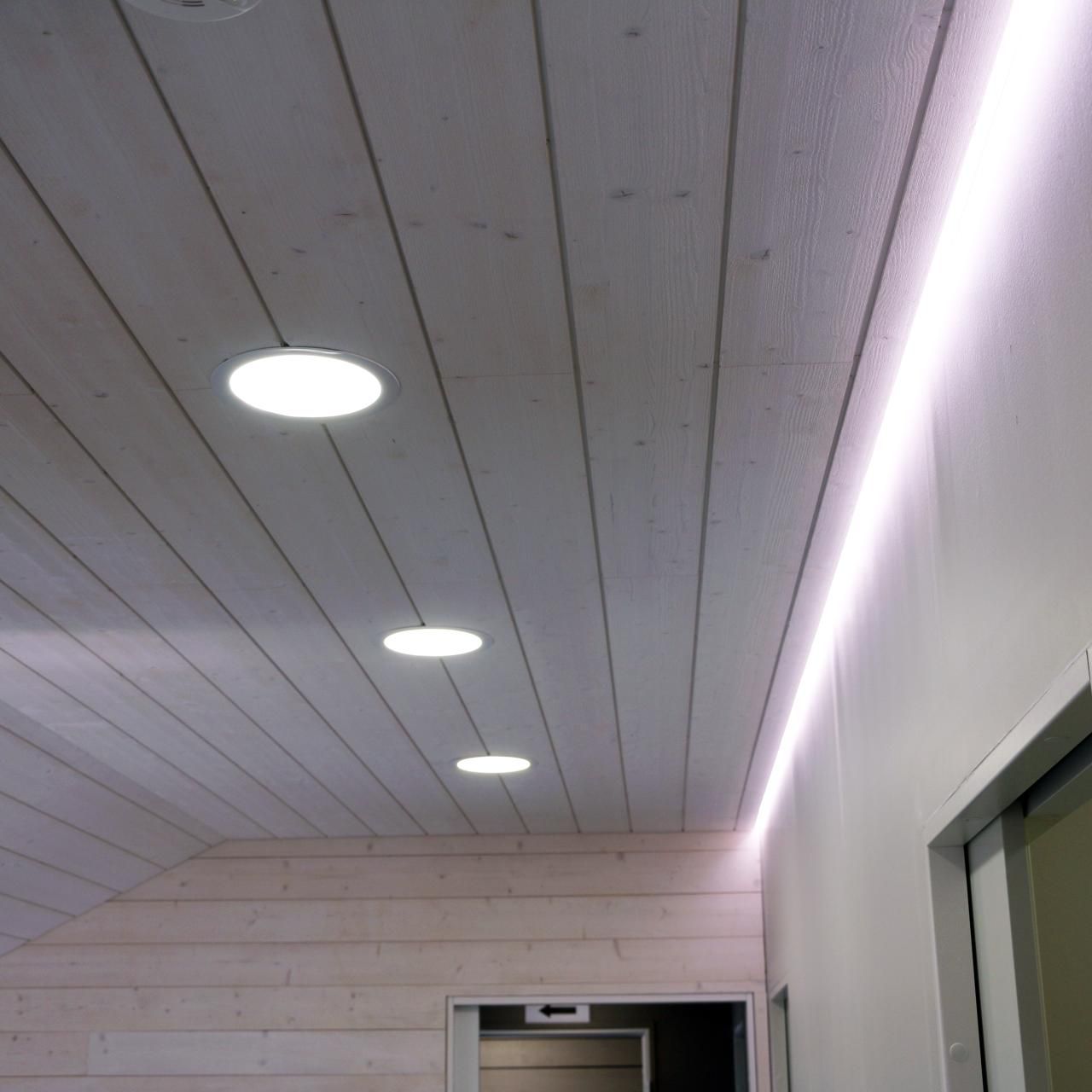 LED Storen logokuva: valkoinen neliö, jossa "LED STORE" -teksti isoilla kirjaimilla vihreällä taustalla korostaen energiatehokkaita valaistusratkaisuja.