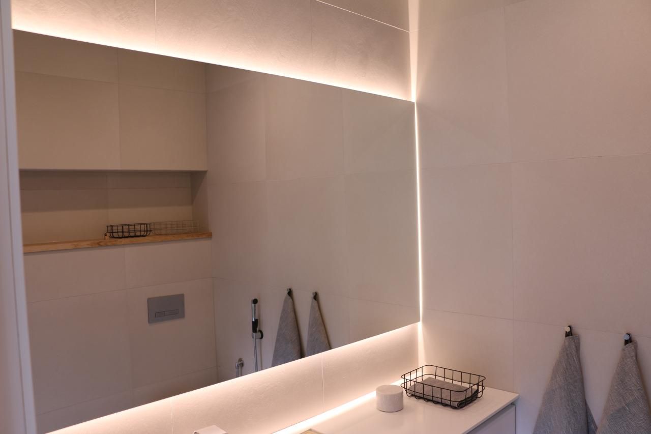 Vihreä tausta valkoisella neliöllä ja "LED STORE" -tekstillä; ympäristöystävällinen valaistuslogosuunnittelu kestäviin LED-valaistusratkaisuihin.