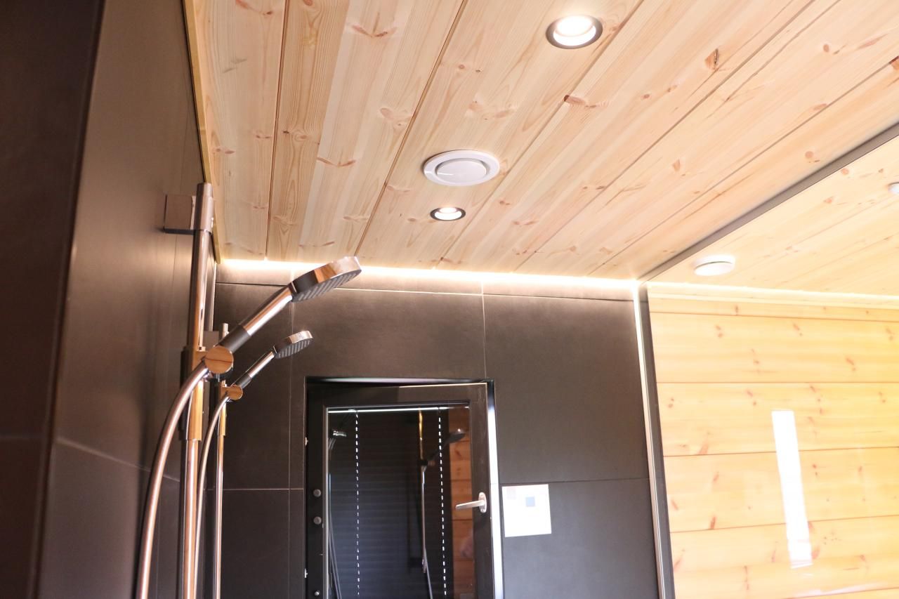 Minimalistinen muotoilu, jossa on valkoinen neliö ja "LED STORE" -teksti vihreällä taustalla, mikä parantaa LED-valaistusmyymälän brändäystä ja näkyvyyttä.