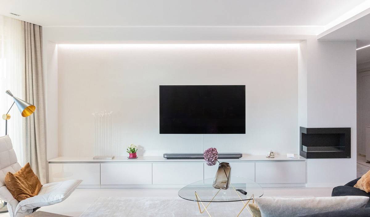 Led-nauhan teho on oikea tässä kohteessa. Silmäystävällinen valaistus tv-seinän taustalla epäsuoralla led-nauhalla katon urassa.