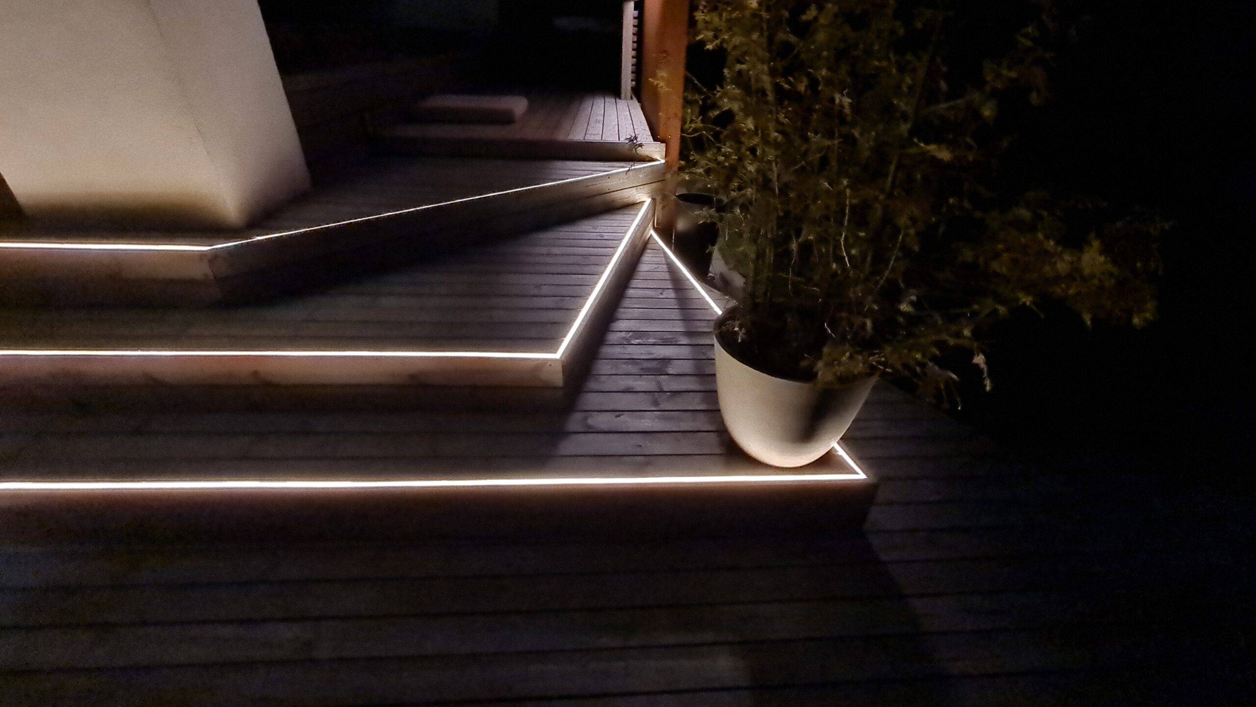 NEON led nauha asennettuna porras askelmien reunoihin terassilla.