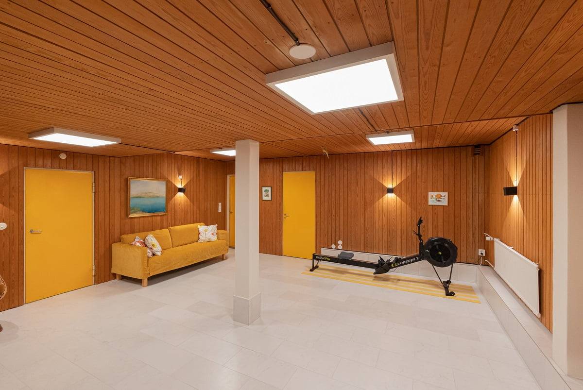 Liikuntaa varten on hyvä olla kunnon valaistus. Paneeli 600 on värilämpötilasäädettävä kylmän valkoisesta lämpimän valkoiseen. Seinällä Funk, musta seinävalaisimet. LedStore.fi