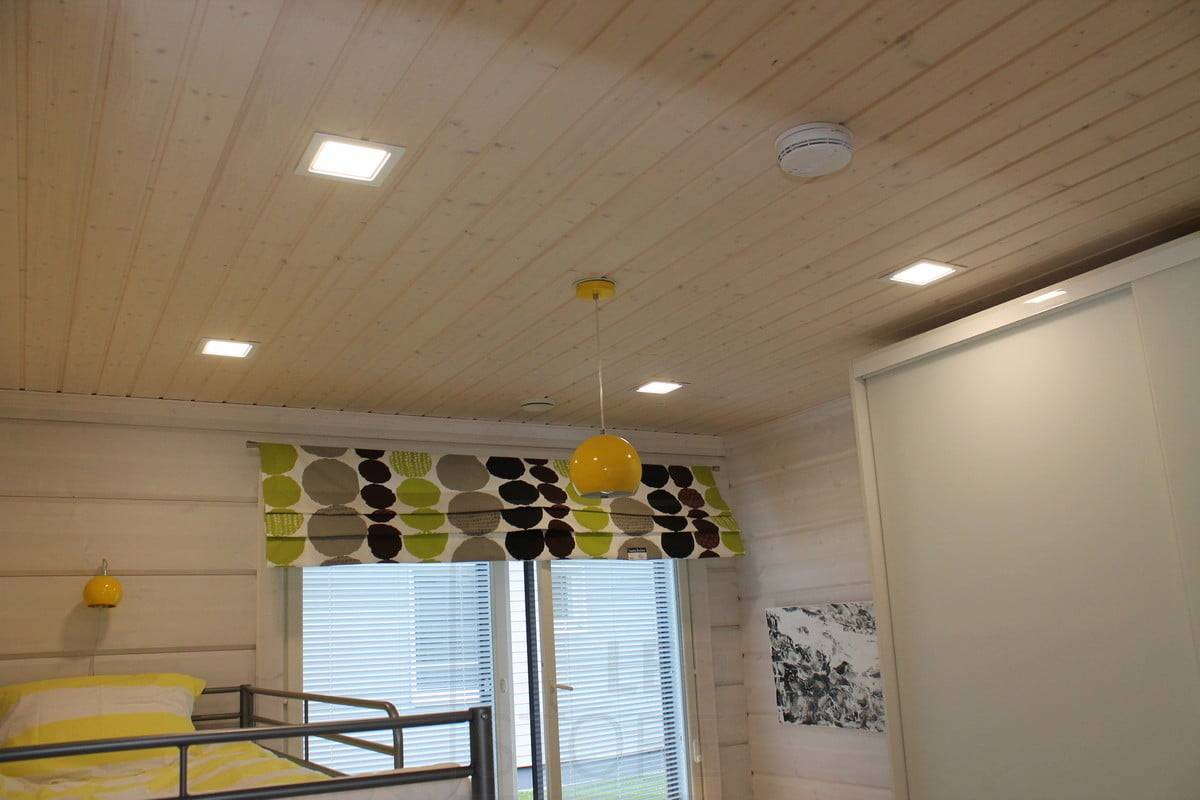 Lastenhuoneen valaistus. 200x200 led paneelit makuuhuoneen katossa.