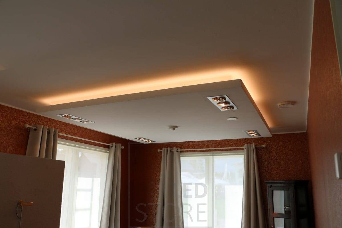 Alaslaskun ympärillä led nauha valaisemassa epäsuoraa valoa. 3000k vs. 4000k kysymyksessä on päädytty lämpimään sävyyn. Ledstore.fi