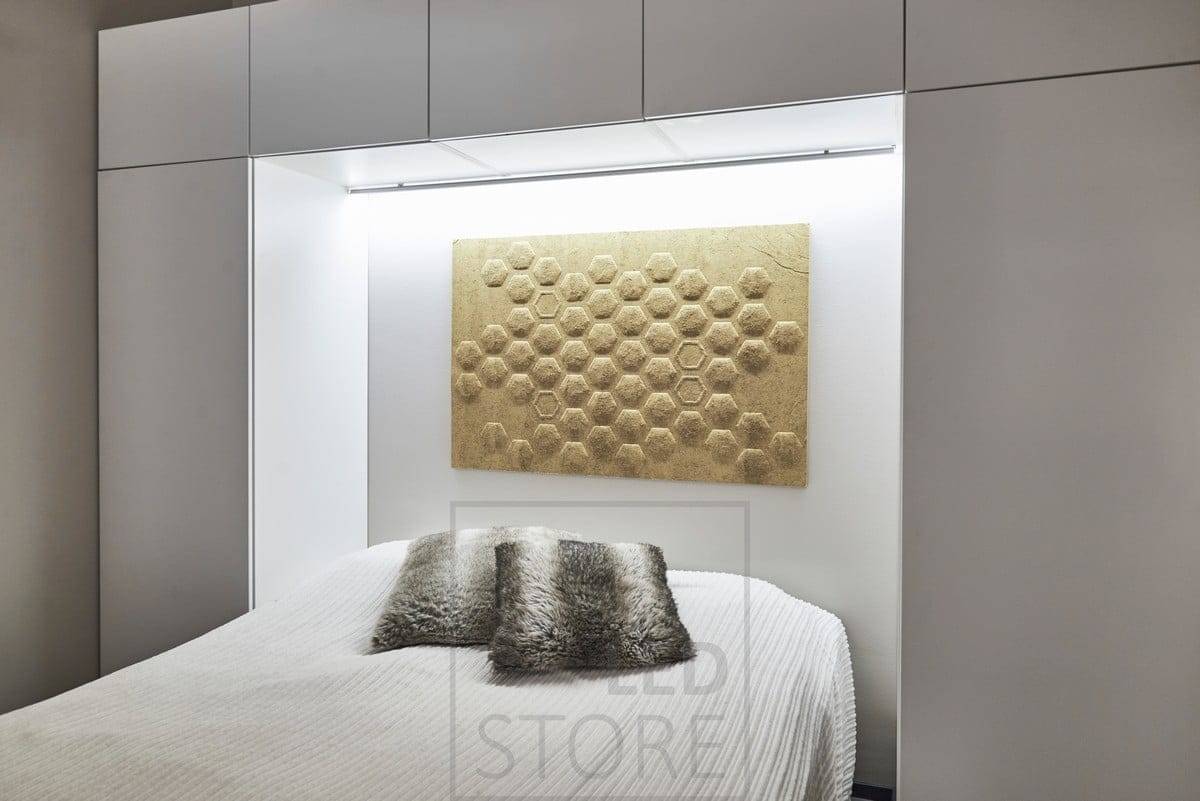Makuuhuoneessa sängyn taakse, seinäkaapin pohjaan kiinnitetty led nauha valaisee tunnelmallisesti epäsuoraa valoa. Ledstore.fi