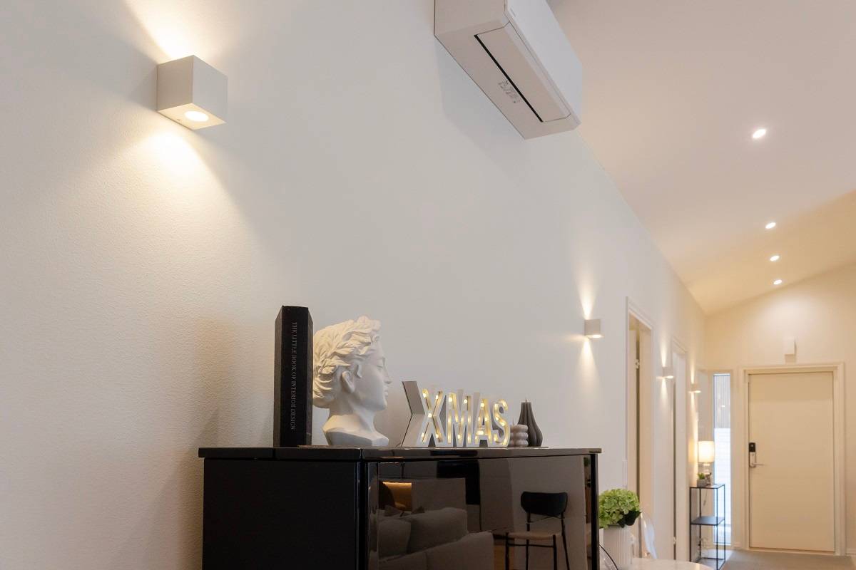Käytävällä led-seinävalaisimet ja katossa led-spotit täydentävät valaistuksen.