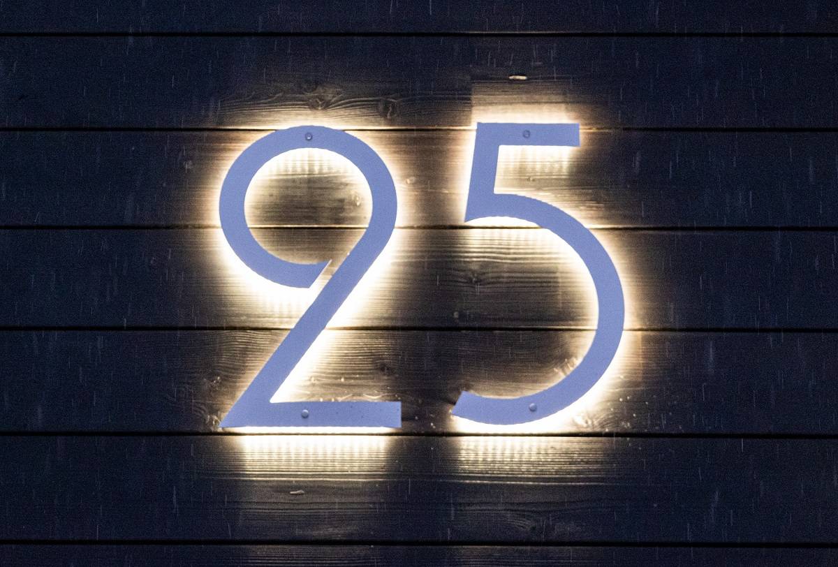 Led-numerovalaistus on mahdollista toteuttaa nykyaikaisten pienten led-yksikköjen avulla. Tässä valot tasaisesti numeron taustalla.