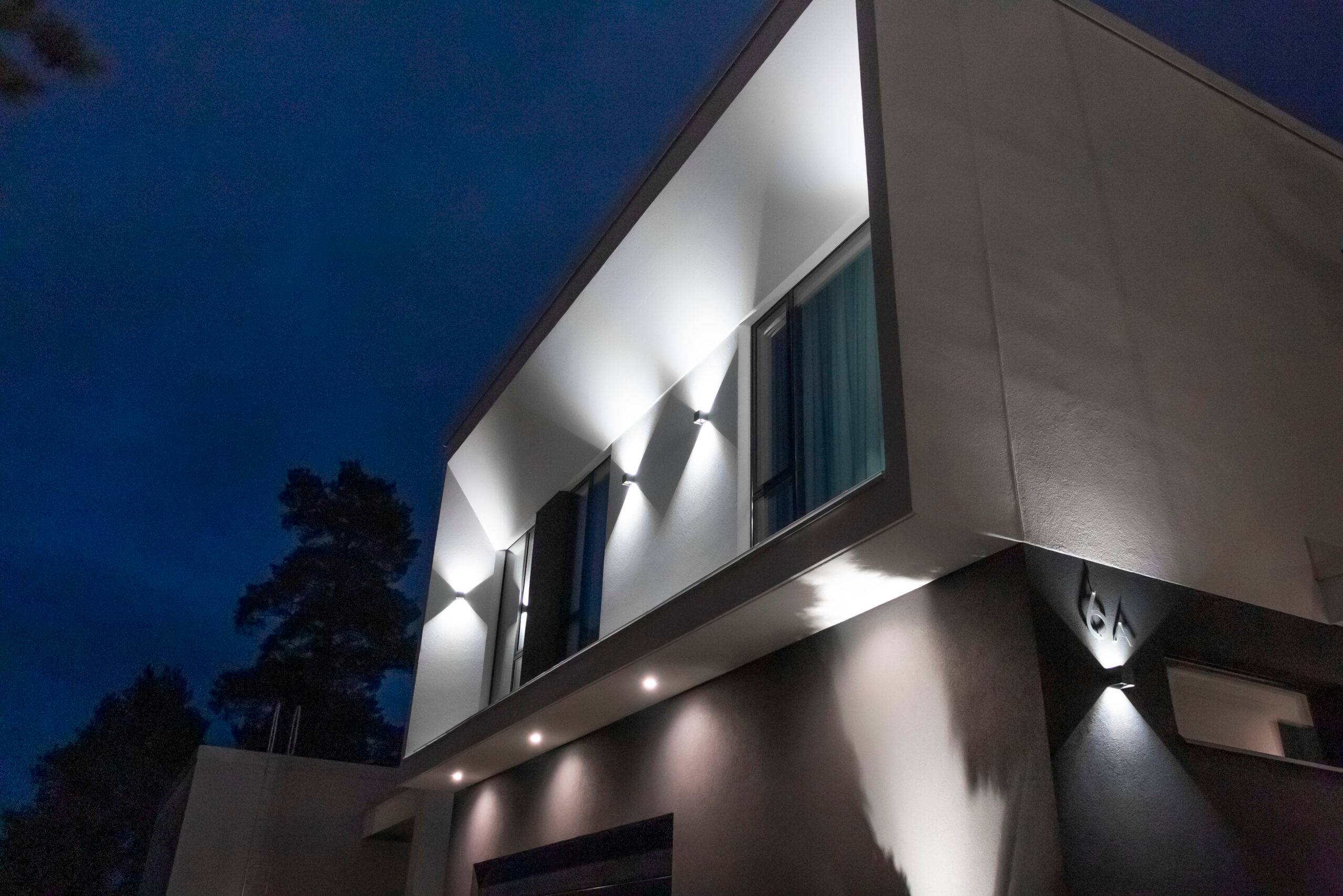 Led-pihavalaistus syntyy seinävaloista ja alaspäin osoittavista led-spoteista. Lisäksi seinävalaisin valaisee talon numeroa.