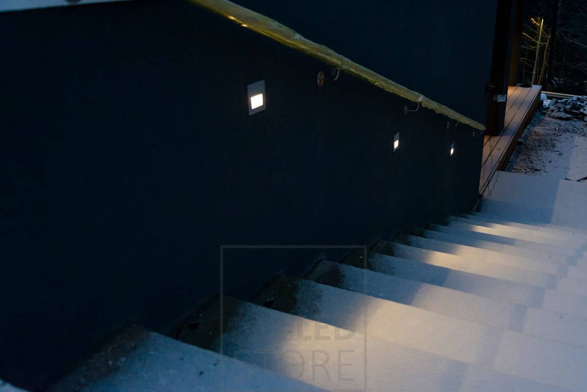 Upotettavat led seinävalaisimet IN-WALL OUT valaisemassa portaita ulkona. Kulkuväylien valaiseminen luo turvallisuutta ja valaistus on tunnelmallinen. Ledstore.fi