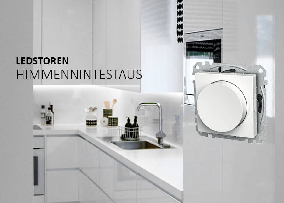 Moderni keittiö, jossa valkoiset kaapit; etualalla on suuri pyöreä himmennyskytkin LED-valaistuksen ohjaamiseen, teksti "LEDSTOREN HIMMENNINTESTAUS" näkyy vasemmalla.