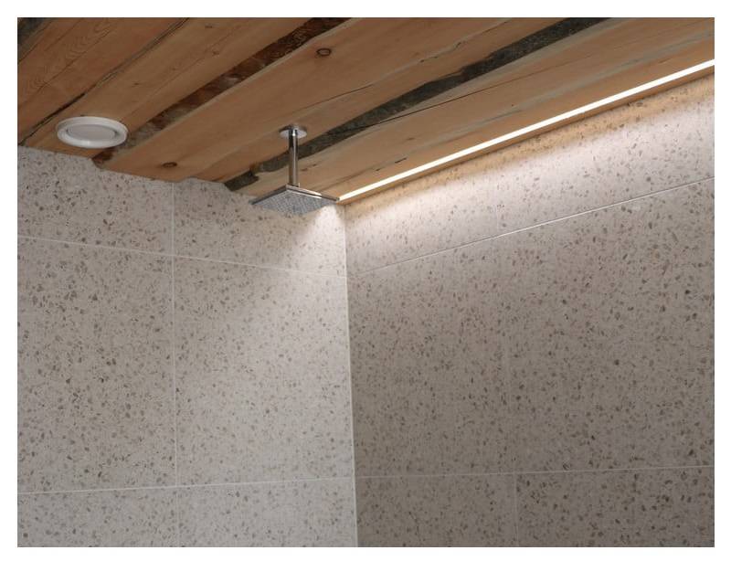 LED-nauha mökin suihkun katossa