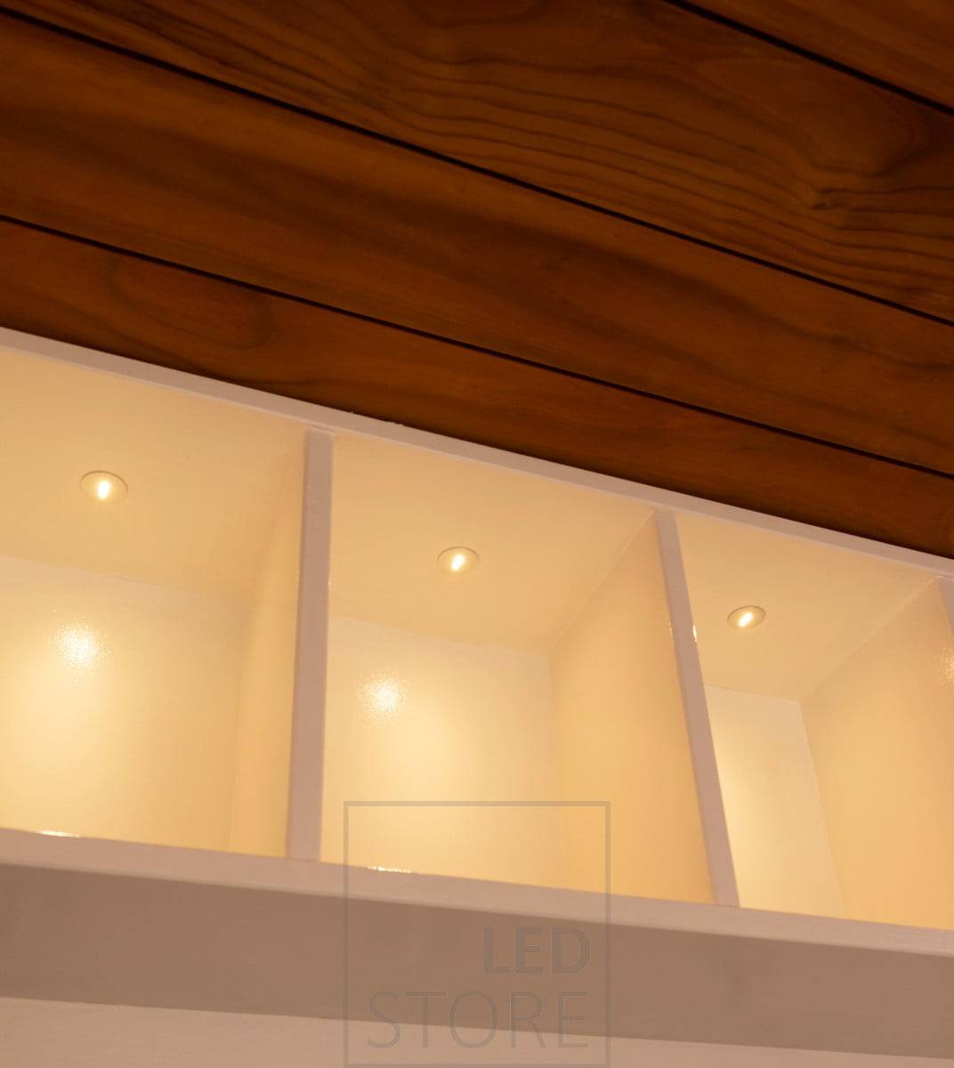 Sauna-sarjan 1W spotit valaisemassa hyllyjä kylpyhuoneessa. Ledstore.fi