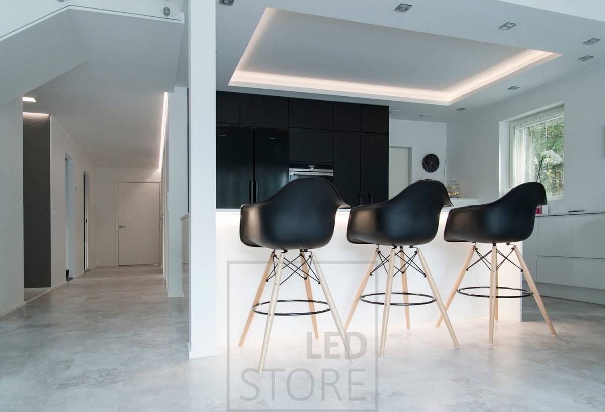 Keittiössä epäsuoran valaistuksen lisäksi led spotit kiertämässä alaslaskulippaa. Ledstore.fi