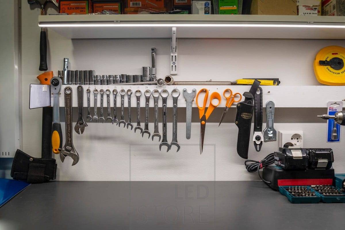 Led nauha matalassa pintaprofiilissa valaisemassa työpistettä ja työkaluja. Ledstore.fi 