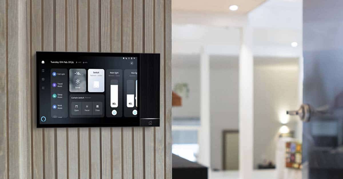 Modernin kodin beigellä seinällä on älykäs ohjauspaneeli LedStore.fi LED-valaistuksen ja kotiteatterin säätöön.