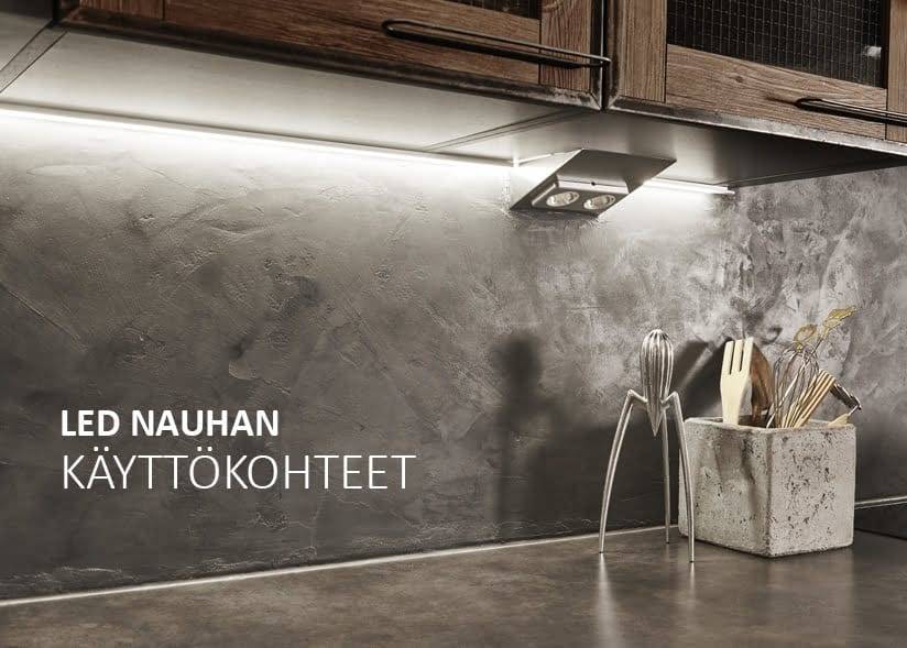 Kaapin alla olevat LED-nauhavalot valaisevat modernia keittiön työtasoa korostaen tummaa taustaa ja puisia ruokailuvälineitä. Teksti: "LED Nauhan Käyttökohteet.