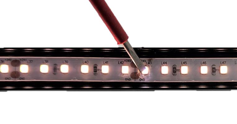 Paina viallista LED piiriä niin sen viallinen juotos paljastuu