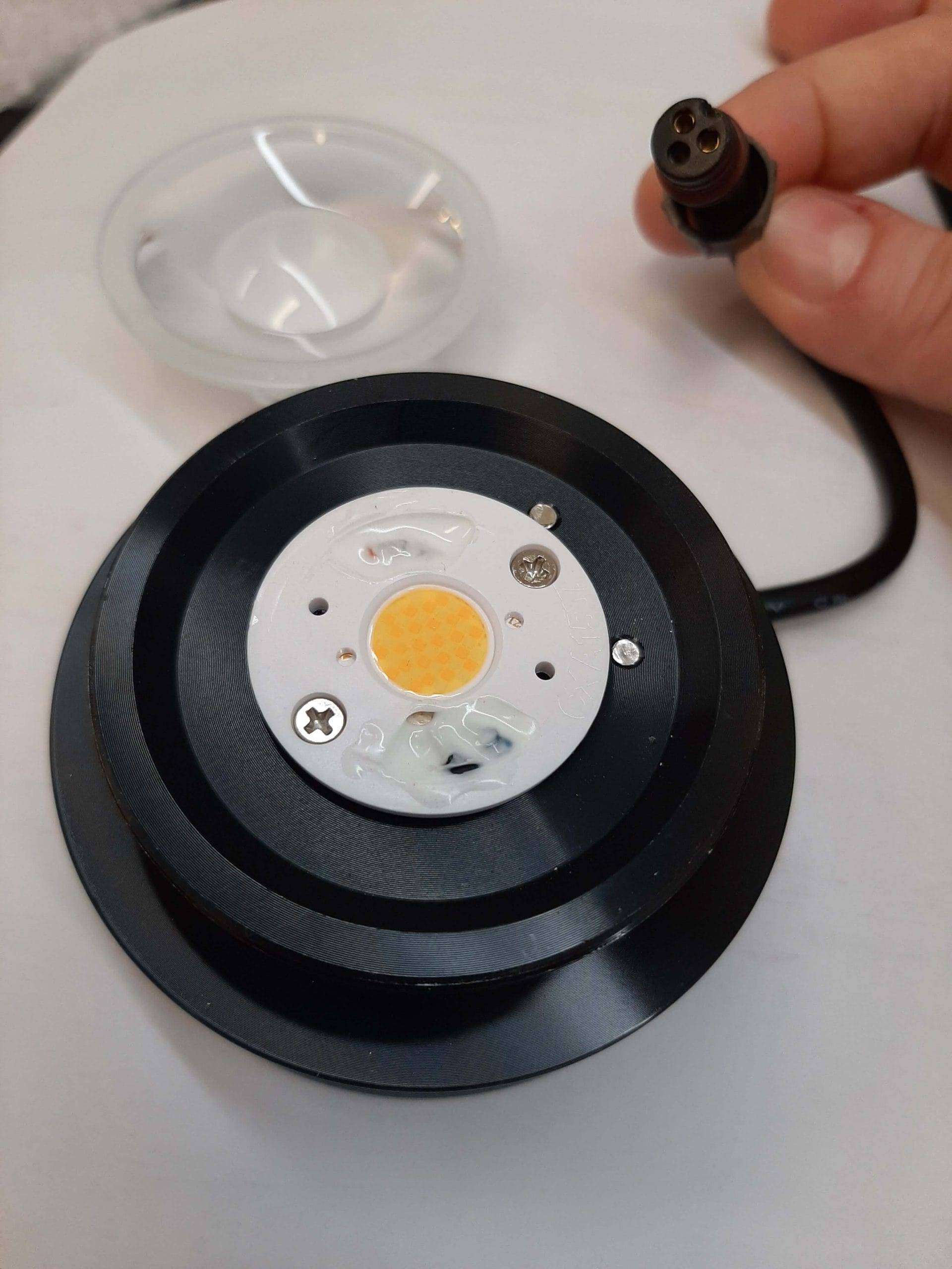 Värilämpötilasäädettävä spotti sisältää monitoimisen led piirin, copyright LedStore.fi
