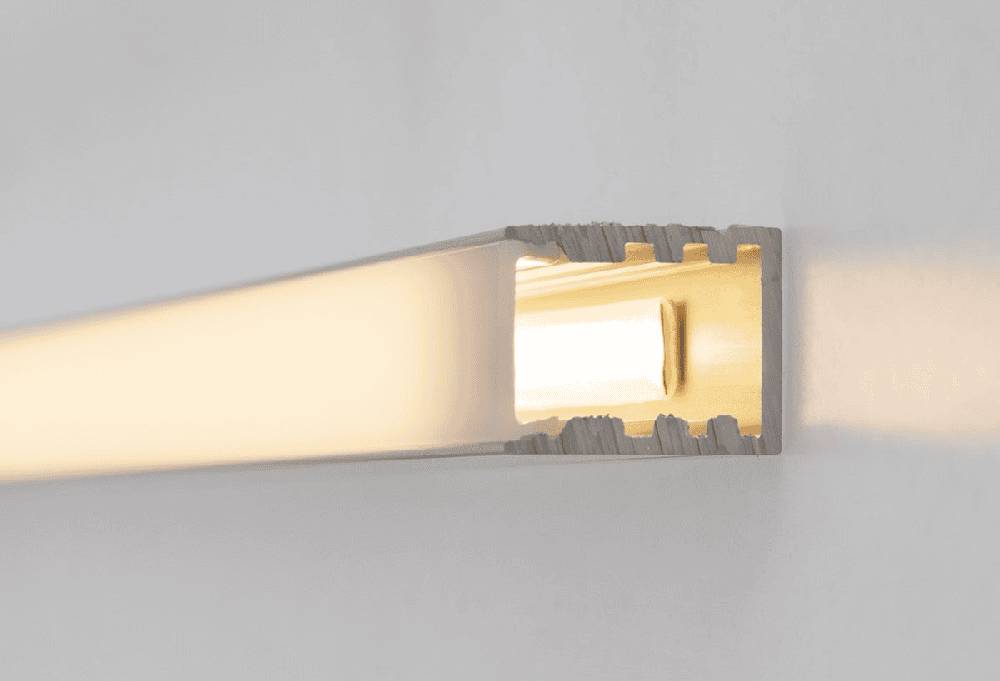 Laadukas suorakulmainen Ledprofiili LED-valaisin upotettuna seinään, tuottaa pehmeän lämpimän valon LedStore.fi-sisustukseen.