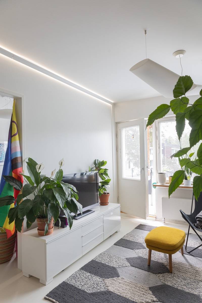 RGB+CCT led nauha olohuoneessa asennettuna kaariprofiiliin.
