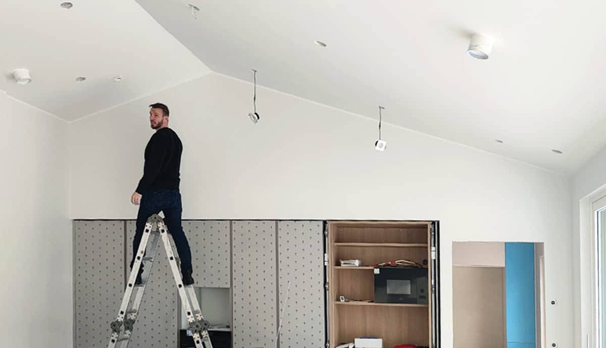 LED spottien asentaminen kattoon.