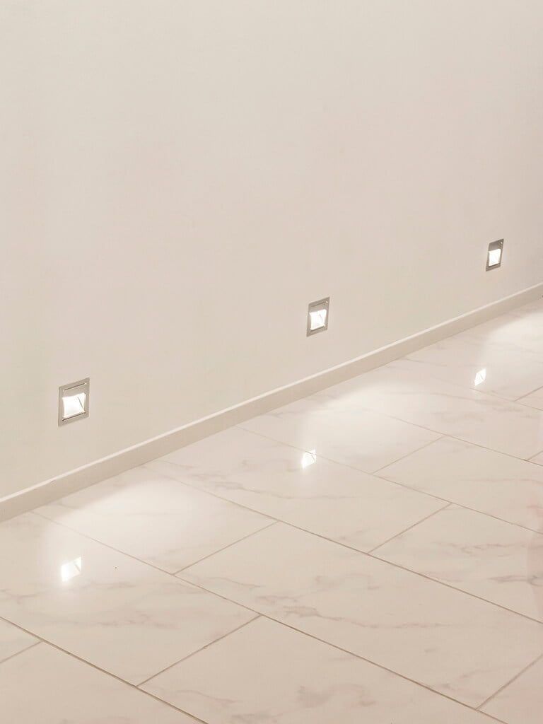 Vihreä tausta valkoisella neliöllä, jossa on "LED STORE" valkoisin isoin kirjaimin; LED-valaistusliikkeen symboli.