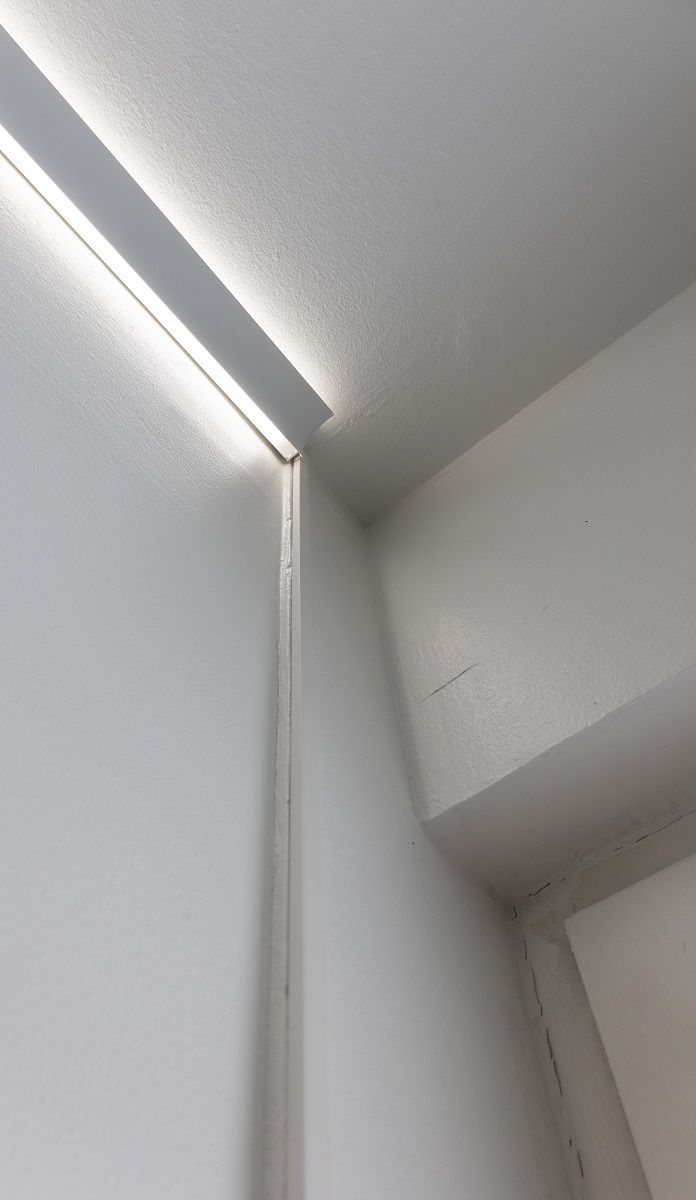 RGB+CCT nauhassa on kirjava lattajohto, joka saadaan asennettua siististi johtokourulla.