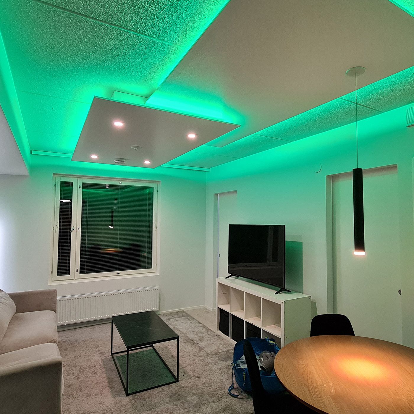 RGB+CCT nauhaa asennettuna kaksion olo-keittiön alaslaskuun.